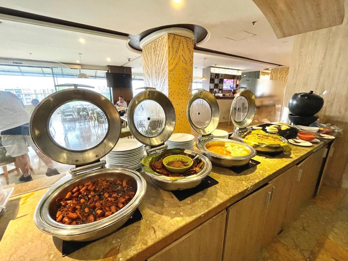 Sonesta Hotel Ibagué Exterior foto A buffet at a hotel