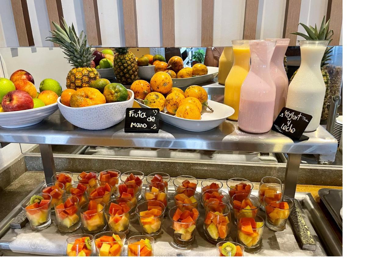 Sonesta Hotel Ibagué Exterior foto Fruit and juice at a buffet