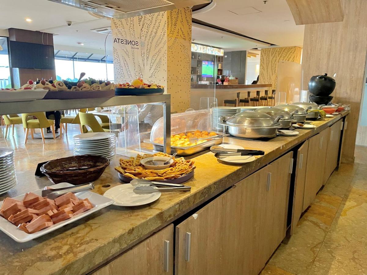 Sonesta Hotel Ibagué Exterior foto A buffet at a hotel