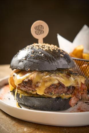 Sonesta Hotel Ibagué Exterior foto A cheeseburger with a black bun